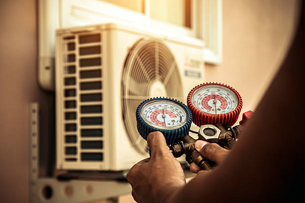 Professional Hvac technician working in Arnolds Park, IA